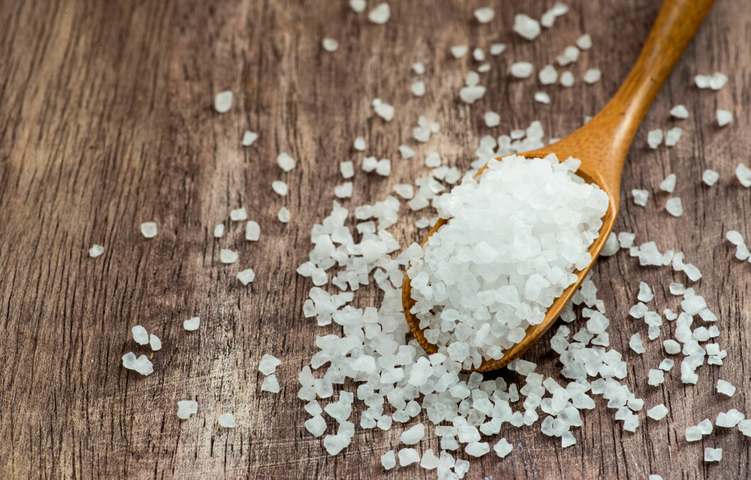 SALT: Bland salt i vaskepulveret når du skal sette på maskinen. Saltet gjør nemlig at fargen binder seg til fibrene i jeansen. SALT: Bland salt i vaskepulveret når du skal sette på maskinen. Saltet gjør nemlig at fargen binder seg til fibrene i jeansen.