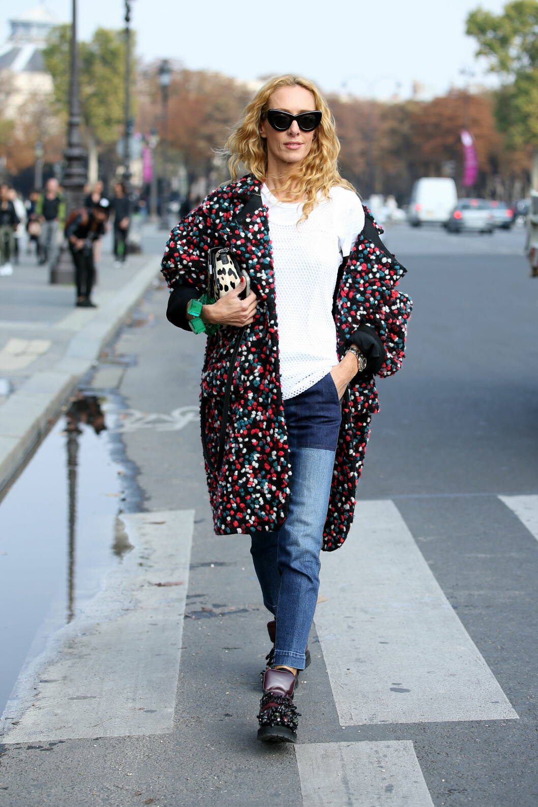 Eier av luksusbutikken Kabuki i Paris, Elina Halimi, i en fargerik kåpe fra Issa London som hun lar henge på den ene skulderen under moteuken i Paris.
Foto: All Over Eier av luksusbutikken Kabuki i Paris, Elina Halimi, i en fargerik kåpe fra Issa London som hun lar henge på den ene skulderen under moteuken i Paris.
Foto: All Over