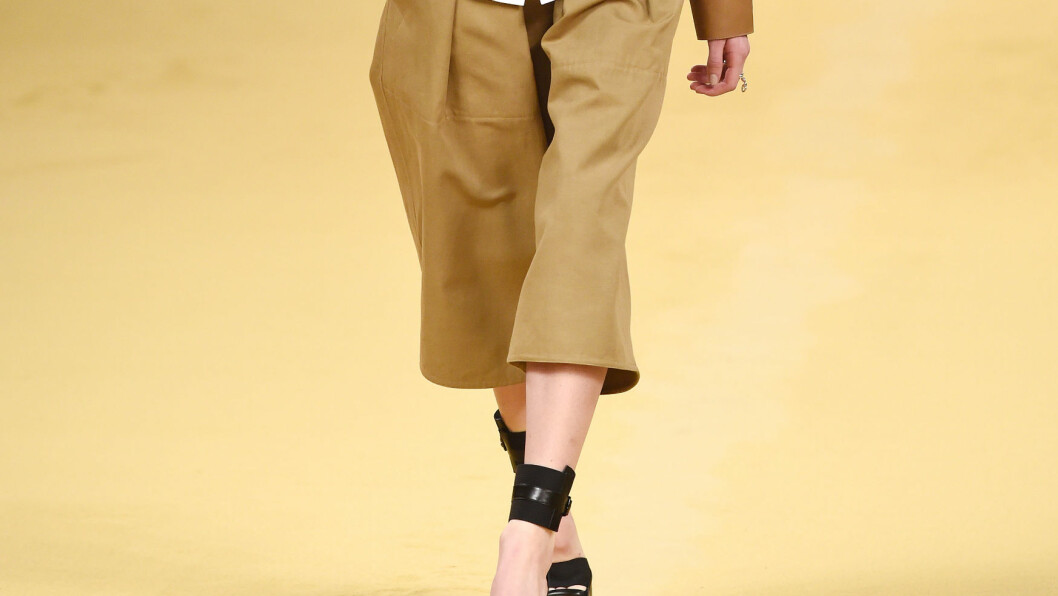 KORT. Hermes viste fram disse buksene under Paris fashion week 2015. Foto: REX/David Fisher/All Over Press KORT. Hermes viste fram disse buksene under Paris fashion week 2015. Foto: REX/David Fisher/All Over Press