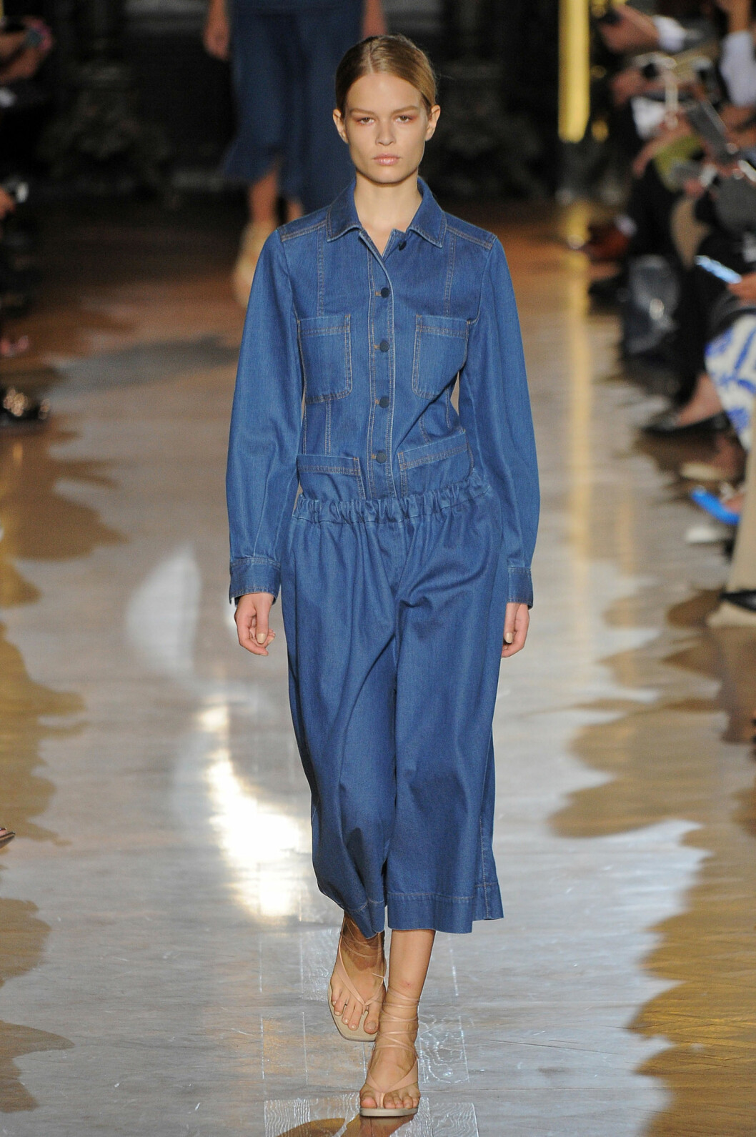 HEL DENIM. Fra Sonia Rykiel Stella McCartneys vår/sommer visning i Foto: Rinaldo Veronelli / Splash News HEL DENIM. Fra Sonia Rykiel Stella McCartneys vår/sommer visning i Foto: Rinaldo Veronelli / Splash News
