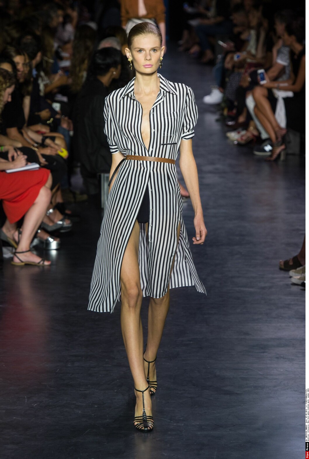 STRIPER. Altuzarras skjortekjole vist på New York fashion week skiller seg ikke så allverdens fra ... Foto: PIXELFORMULA/SIPA/All Over Press STRIPER. Altuzarras skjortekjole vist på New York fashion week skiller seg ikke så allverdens fra ... Foto: PIXELFORMULA/SIPA/All Over Press