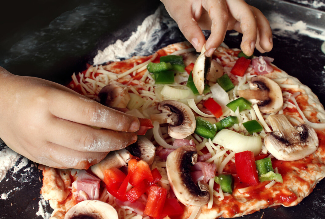 OBS! Ikke less på for mye på pizzaen, og stek soppen før du legger den på. Foto: freshidea - Fotolia OBS! Ikke less på for mye på pizzaen, og stek soppen før du legger den på. Foto: freshidea - Fotolia