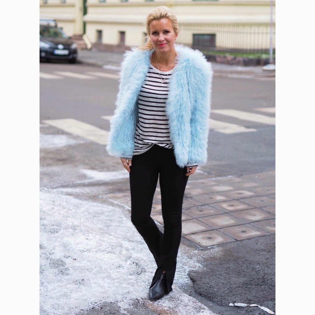 STATEMENTJAKKEN: Hedda setter prikken over i-en i sitt chice hverdagsantrekk med en pastellblå. Foto: Fashioncherry.blogspot.no STATEMENTJAKKEN: Hedda setter prikken over i-en i sitt chice hverdagsantrekk med en pastellblå. Foto: Fashioncherry.blogspot.no