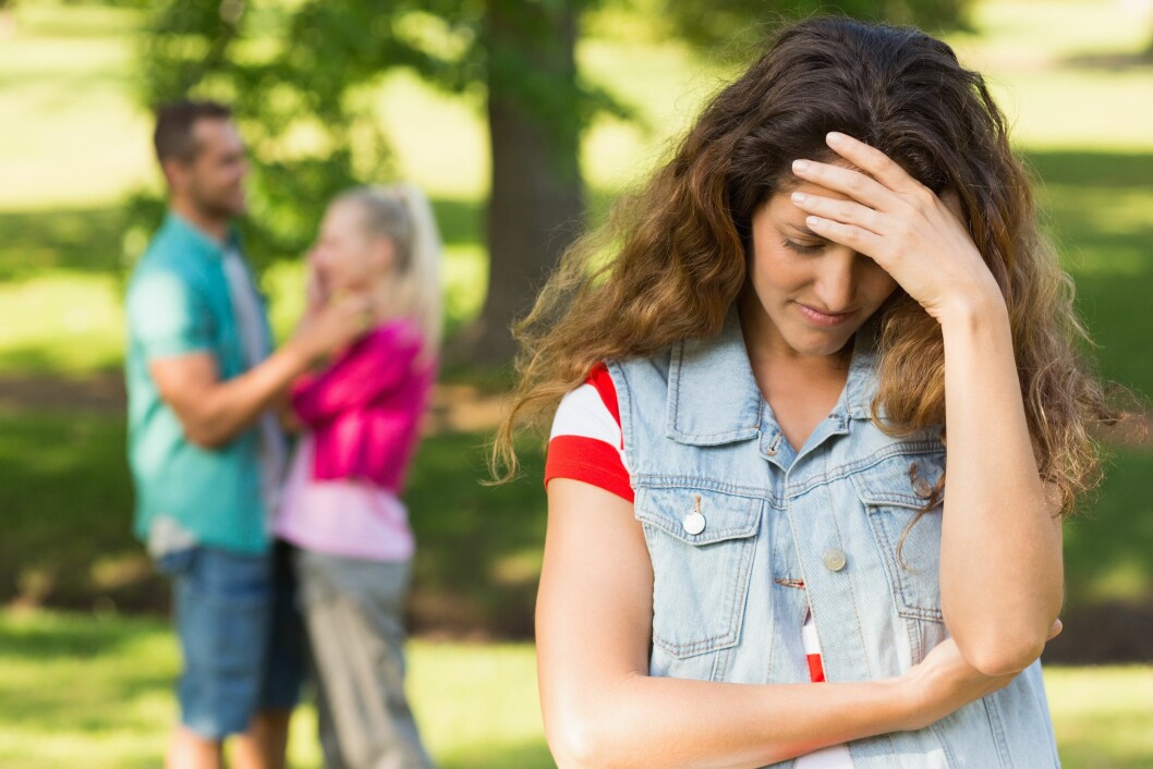 KVINNER ER MER PASSIVE: Det er faktisk slik at menn raskere går inn i et nytt forhold enn kvinner, noe som skyldes tradisjonelle mønstre der mannen er den som skal ta initiativ og kvinner er mer passive. Foto: WavebreakMediaMicro - Fotolia KVINNER ER MER PASSIVE: Det er faktisk slik at menn raskere går inn i et nytt forhold enn kvinner, noe som skyldes tradisjonelle mønstre der mannen er den som skal ta initiativ og kvinner er mer passive. Foto: WavebreakMediaMicro - Fotolia