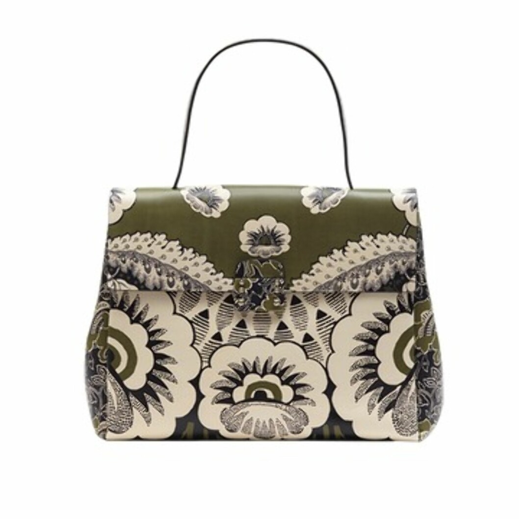 VALENTINO: Valentino Top Handle Bag. Foto: Vogue.com VALENTINO: Valentino Top Handle Bag. Foto: Vogue.com