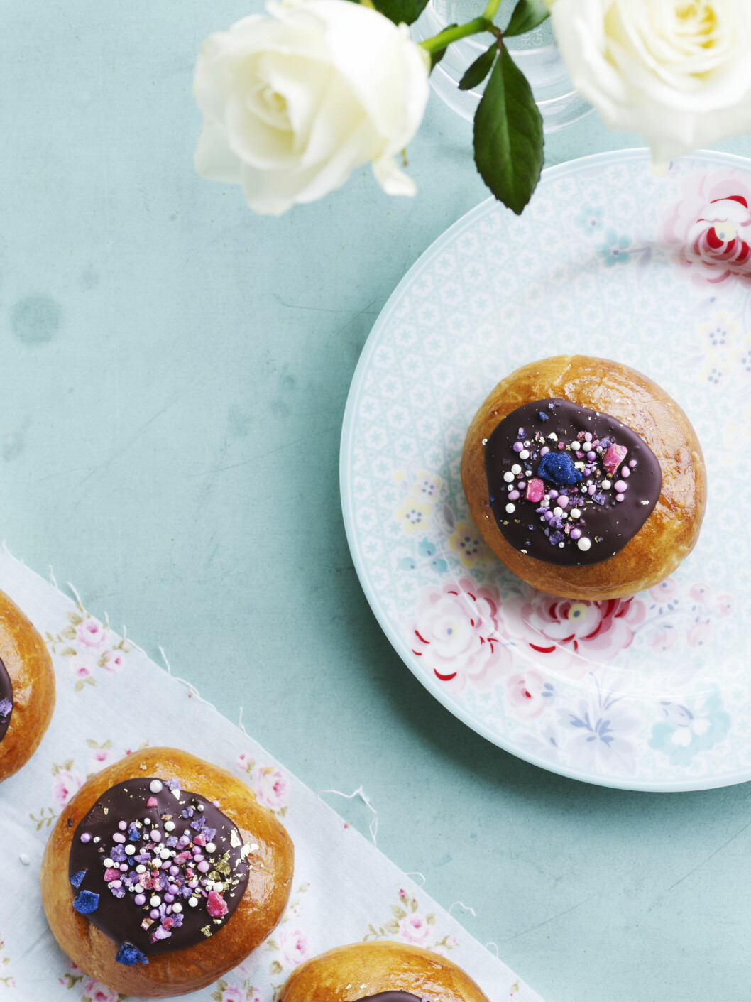 MMMMMM: Flere oppskrifter på deilige boller - du finner dem i KK 06, i salg fredag 6. februar.
Fastelavnsboller med marcipanremonce og chokoladeglasur. - Foto: All Over Press MMMMMM: Flere oppskrifter på deilige boller - du finner dem i KK 06, i salg fredag 6. februar.
Fastelavnsboller med marcipanremonce og chokoladeglasur. - Foto: All Over Press