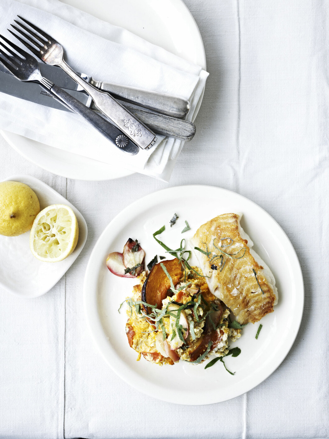 <strong>TIPS:</strong> I stedet for torsk kan du bruke annen mager hvit fisk uten skinn, f.eks. lange eller sei. Foto: All Over Press <strong>TIPS:</strong> I stedet for torsk kan du bruke annen mager hvit fisk uten skinn, f.eks. lange eller sei. Foto: All Over Press