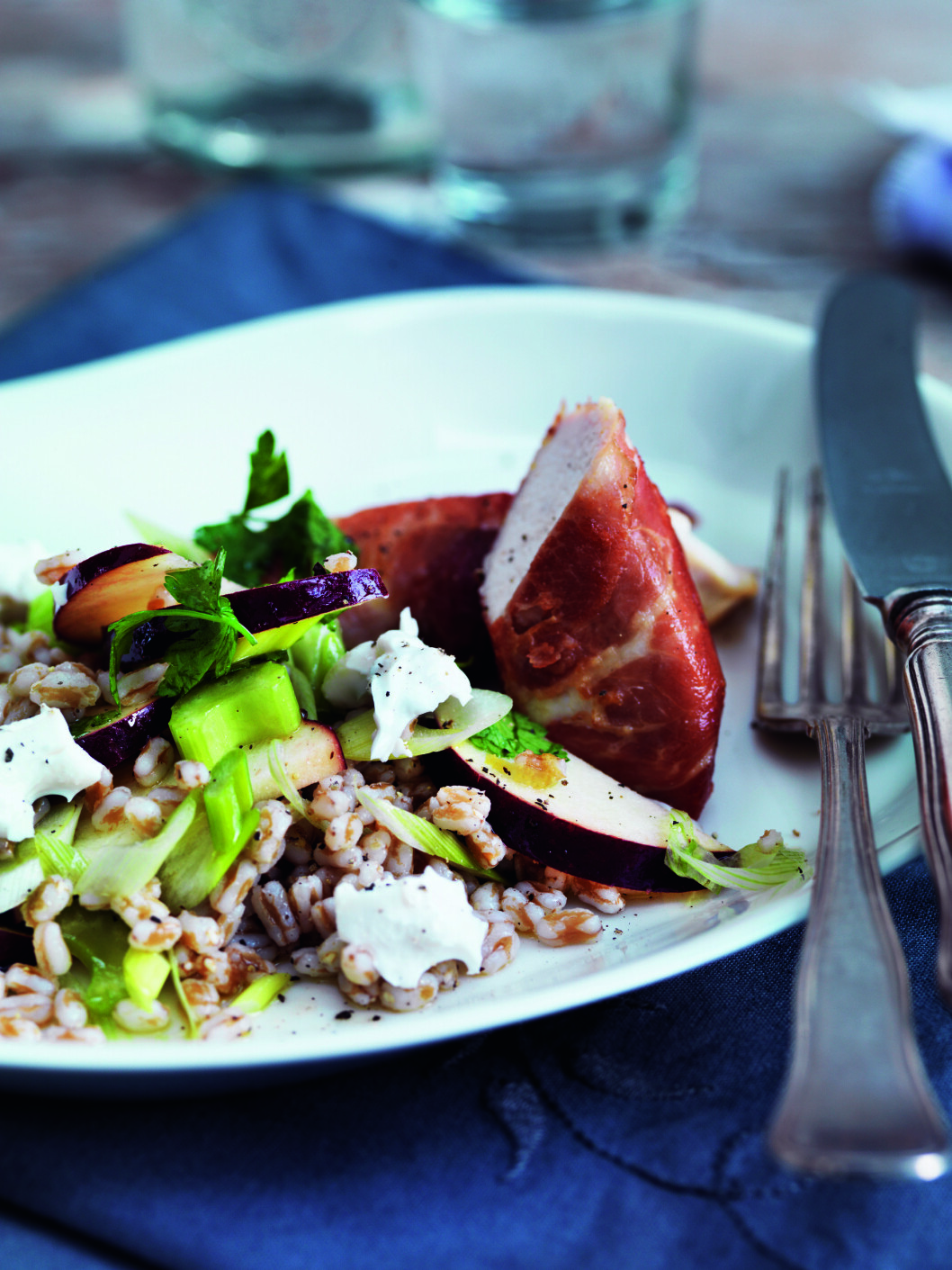 PERFEKT: Perlespelt er perfekt tilbehør til kylling. Får du ikke tak i det, kan du erstatte det med bulgur eller couscous. Foto: All Over Press PERFEKT: Perlespelt er perfekt tilbehør til kylling. Får du ikke tak i det, kan du erstatte det med bulgur eller couscous. Foto: All Over Press