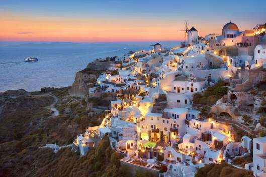 Solnedgangen på Santorini - perfekt ferie for kjærestepar. Foto: All Over Press Solnedgangen på Santorini - perfekt ferie for kjærestepar. Foto: All Over Press