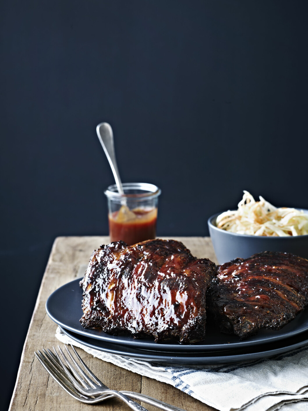 TIPS: Potetene kan stekes sammen med ribsene. Sjekk dem jevnlig – men det er veldig godt med litt overstekte poteter. Foto: All Over Press TIPS: Potetene kan stekes sammen med ribsene. Sjekk dem jevnlig – men det er veldig godt med litt overstekte poteter. Foto: All Over Press