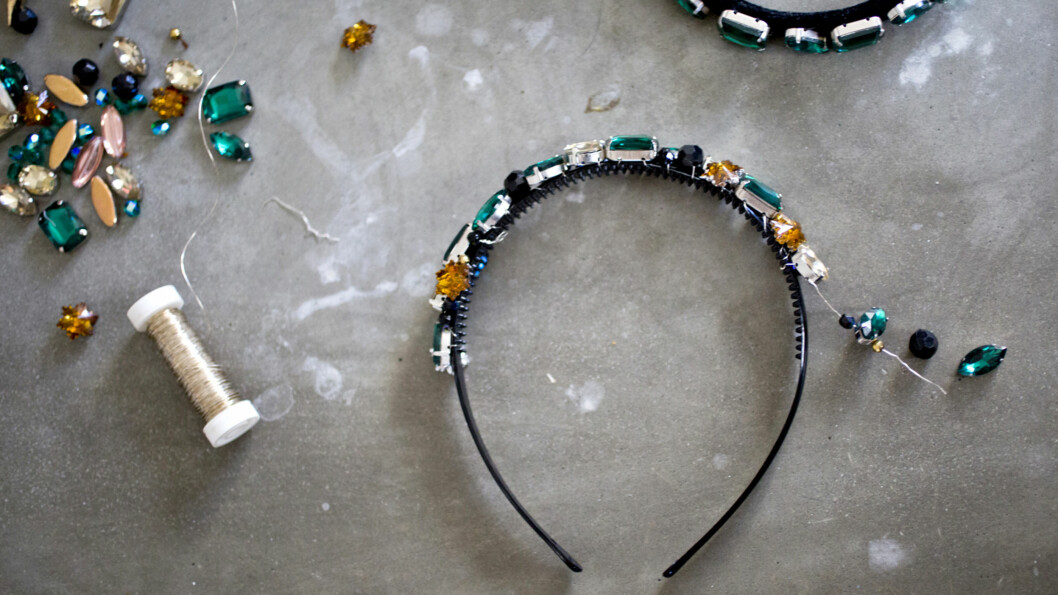 BLING: Dette er alt du trenger for å lage Jennys vakre hårsmykke. Foto: Sara Johannessen / KK BLING: Dette er alt du trenger for å lage Jennys vakre hårsmykke. Foto: Sara Johannessen / KK