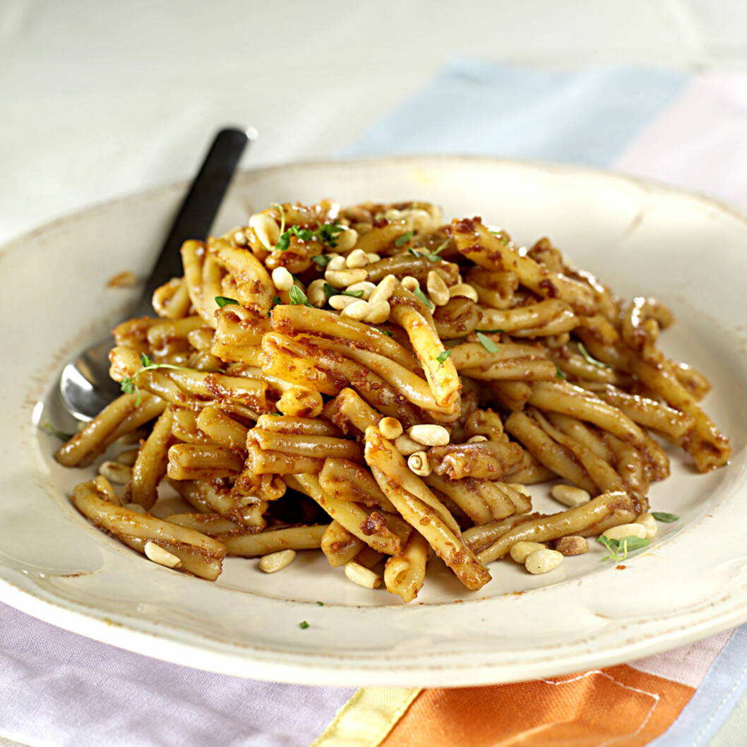 PASTA MED TOMATPESTO: Denne pastaretten ser nydelig ut, og inneholder bare tre ingredienser. Foto: Marit Røttingsnes Westlie, FruTimian PASTA MED TOMATPESTO: Denne pastaretten ser nydelig ut, og inneholder bare tre ingredienser. Foto: Marit Røttingsnes Westlie, FruTimian