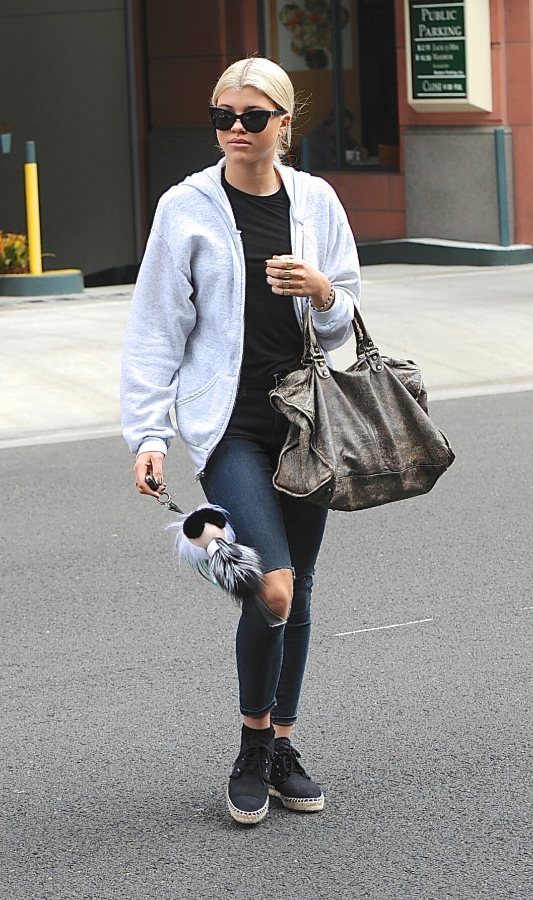 <strong>AVSLAPPET LA-STIL:</strong> Sofia Richie er født og oppvokst i LA, og har en kul og laid back stil. Foto: Vladimir Labissiere/Splash News/ <strong>AVSLAPPET LA-STIL:</strong> Sofia Richie er født og oppvokst i LA, og har en kul og laid back stil. Foto: Vladimir Labissiere/Splash News/