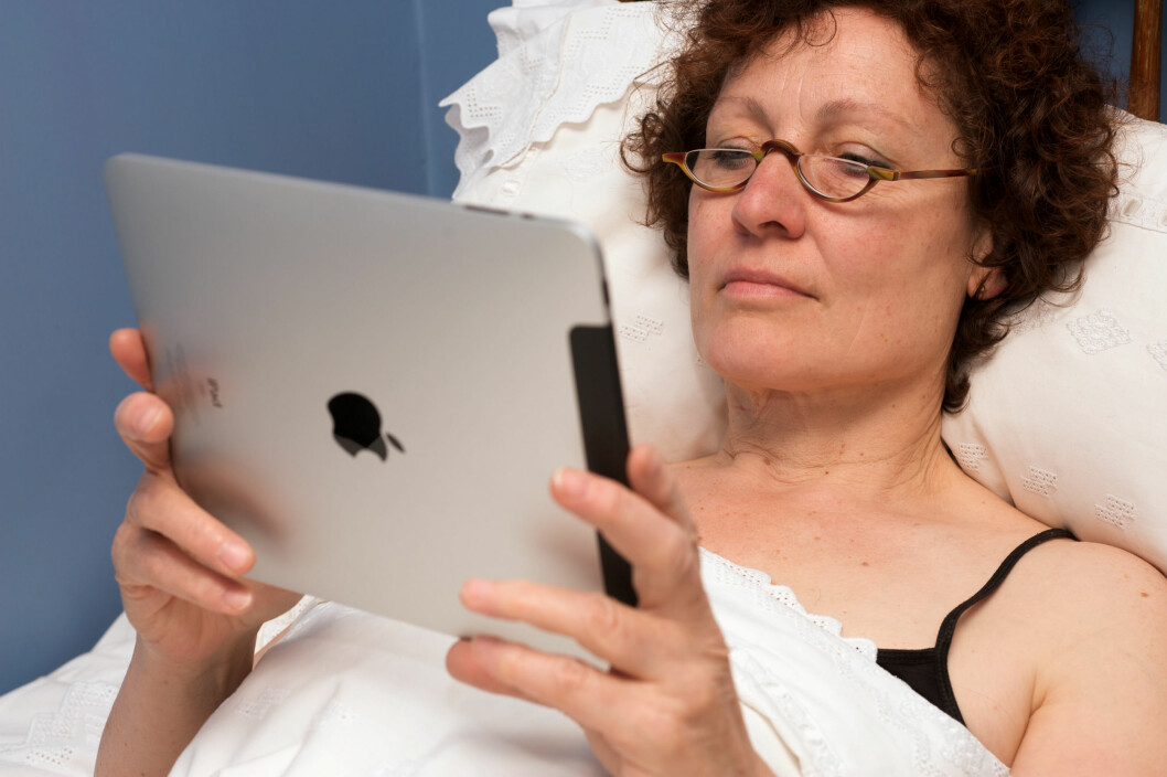 RIKTIG IPAD-STILLING: Gi rygg og nakke god støtte med en pute, og sørg for at du ser rett på skjermen, og ikke har blikket oppover eller nedover. Foto: All Over Press RIKTIG IPAD-STILLING: Gi rygg og nakke god støtte med en pute, og sørg for at du ser rett på skjermen, og ikke har blikket oppover eller nedover. Foto: All Over Press