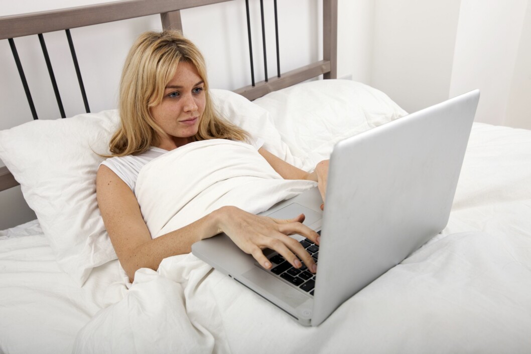 SURFER: Tar du med det datamaskinen, smarttelefonen eller nettbrettet i senga? Det er ikke ideelt for nattesøvnen. Foto: REX/Mood Board/All Over Press SURFER: Tar du med det datamaskinen, smarttelefonen eller nettbrettet i senga? Det er ikke ideelt for nattesøvnen. Foto: REX/Mood Board/All Over Press