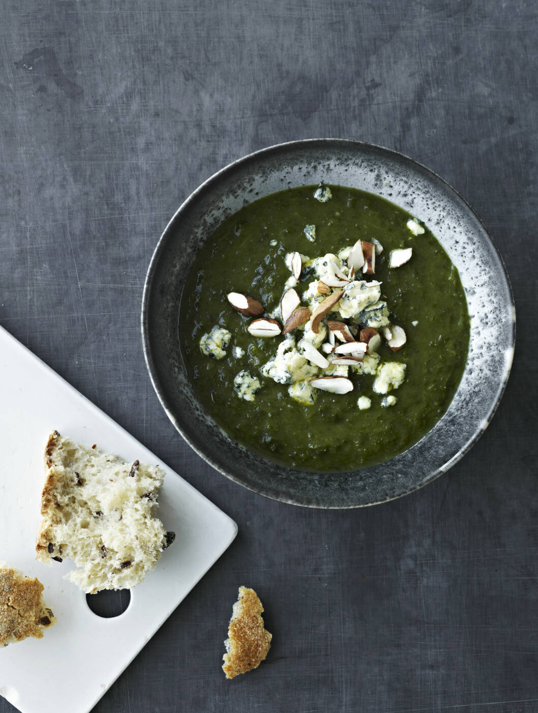 TIPS: Er du ikke glad i blåmuggost, kan du toppe suppen med mandler og gresk yoghurt. Eller med litt ristet bacon. Foto: All Over Press TIPS: Er du ikke glad i blåmuggost, kan du toppe suppen med mandler og gresk yoghurt. Eller med litt ristet bacon. Foto: All Over Press