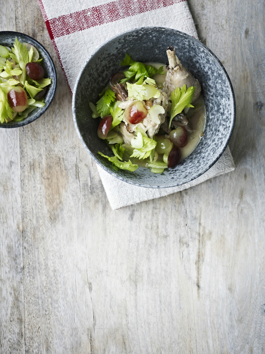 TIPS: En klassisk coq au vin lages med hane, men det er det de færreste som får tak i. Og det er ikke noe problem, for denne klassiske franske retten funker utmerket med høne eller kylling. Foto: All Over Press TIPS: En klassisk coq au vin lages med hane, men det er det de færreste som får tak i. Og det er ikke noe problem, for denne klassiske franske retten funker utmerket med høne eller kylling. Foto: All Over Press