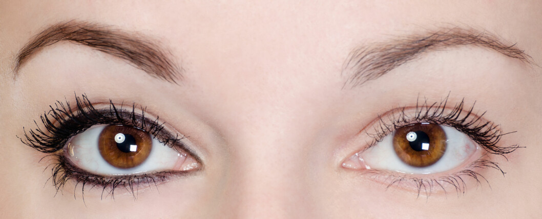 KLASSISK SMINKETABBE: For hard øyensminke kan få deg til å se mye eldre ut. Unngå å bruke mye sort rundt øynene. Hold deg gjerne til litt maskara eller en tynn liner. Foto: Fotolia KLASSISK SMINKETABBE: For hard øyensminke kan få deg til å se mye eldre ut. Unngå å bruke mye sort rundt øynene. Hold deg gjerne til litt maskara eller en tynn liner. Foto: Fotolia