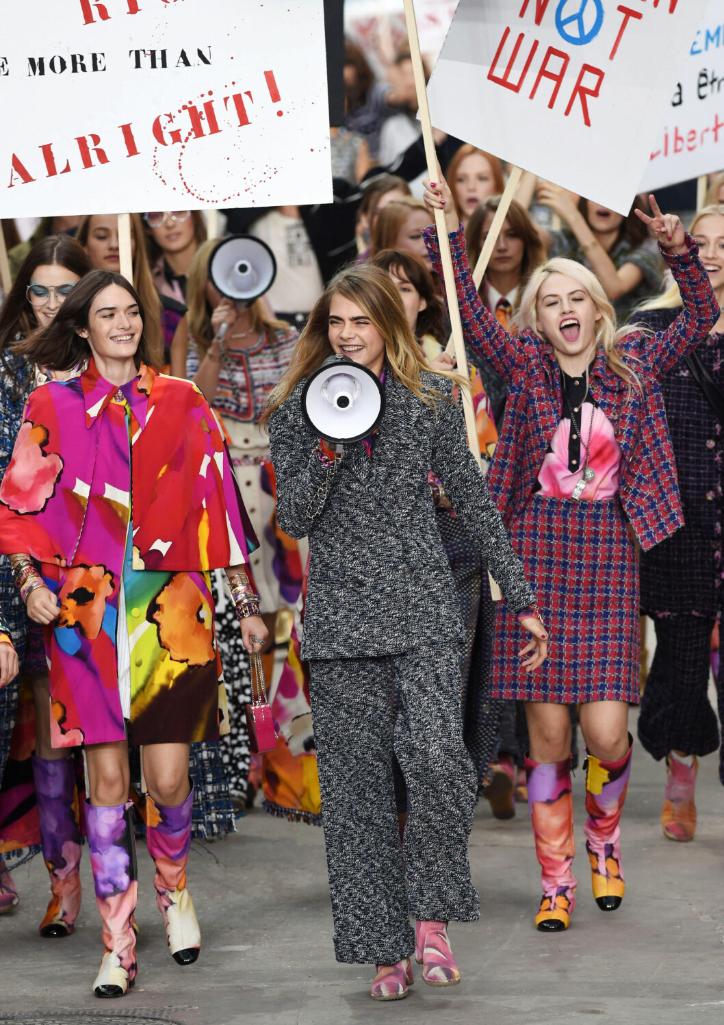 EN AV CHANELS MUSER: Supermodell Cara Delevingne, her med megafon på liksom-demonstrasjon på catwalken for Chanel, velger bort Victoria's Secret, siden det kærsjer med det franske motehuset. Foto: REX/David Fisher/All Over Press EN AV CHANELS MUSER: Supermodell Cara Delevingne, her med megafon på liksom-demonstrasjon på catwalken for Chanel, velger bort Victoria's Secret, siden det kærsjer med det franske motehuset. Foto: REX/David Fisher/All Over Press