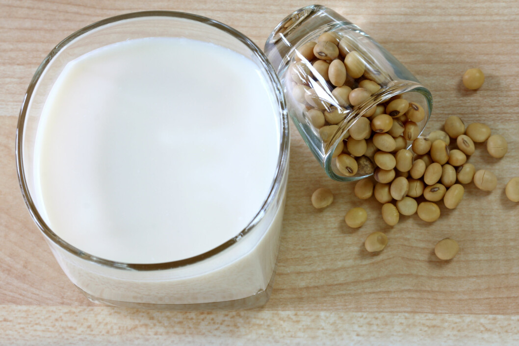 SOYAMELK: Selv om soyamelk inneholder en del mer fett og kalorier enn vanlig melk, er det likevel en god kilde til B-vitamin og folat, kalium og magnesium. Foto: sassyphotos - Fotolia SOYAMELK: Selv om soyamelk inneholder en del mer fett og kalorier enn vanlig melk, er det likevel en god kilde til B-vitamin og folat, kalium og magnesium. Foto: sassyphotos - Fotolia