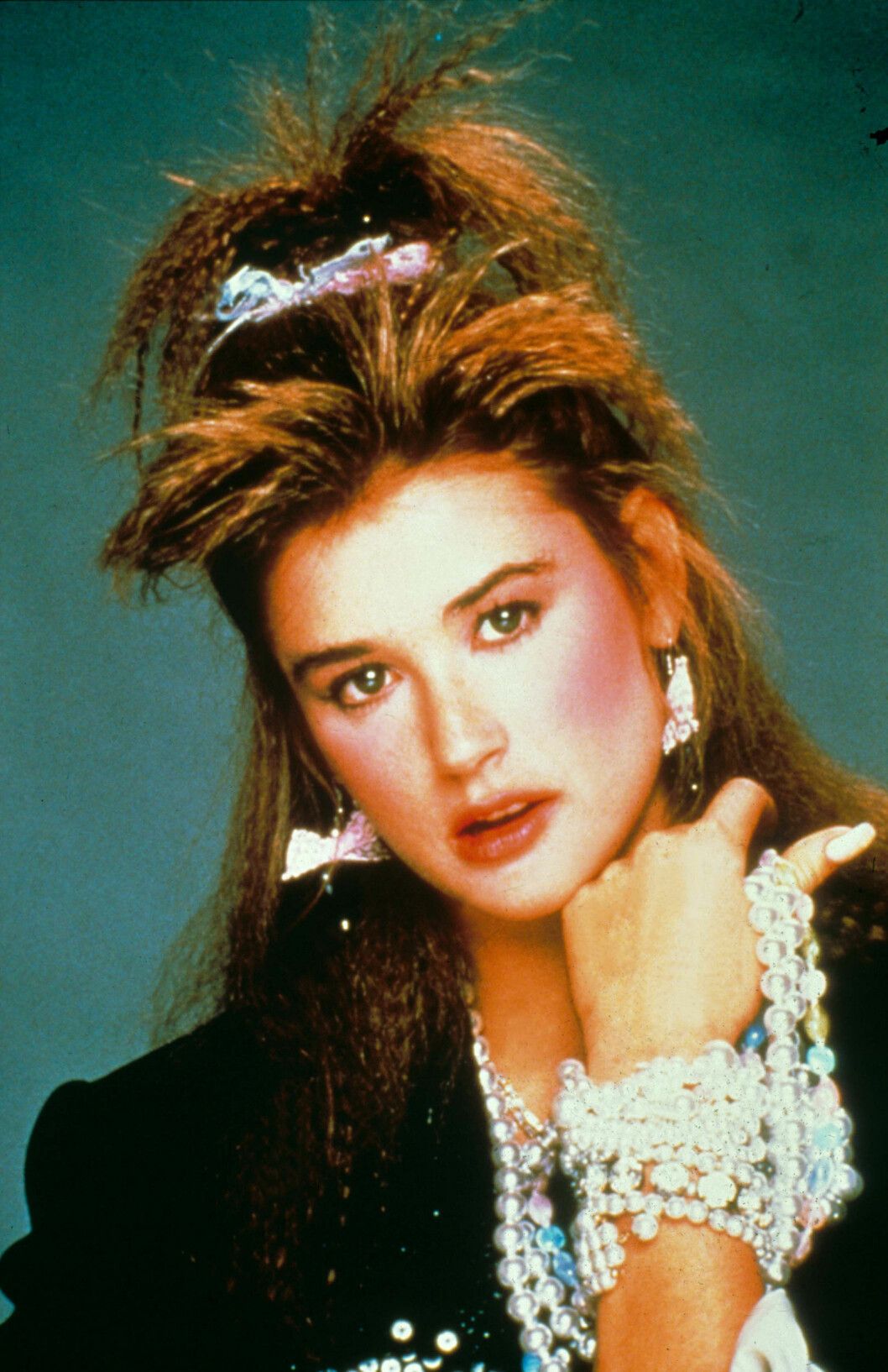 Demi Moore med kreppa hår og rysjestrikk i palmen i filmen St Elmo's Fire i 1985. Foto: REX/Moviestore Collection/All Ov Demi Moore med kreppa hår og rysjestrikk i palmen i filmen St Elmo's Fire i 1985. Foto: REX/Moviestore Collection/All Ov