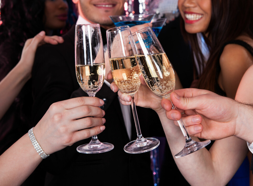 SKÅL: Du trenger ikke rydde ut all maten av kjøleskapet for å holde fest, hvis du har en vaskemaskin, vel å merke. Foto: apops - Fotolia SKÅL: Du trenger ikke rydde ut all maten av kjøleskapet for å holde fest, hvis du har en vaskemaskin, vel å merke. Foto: apops - Fotolia