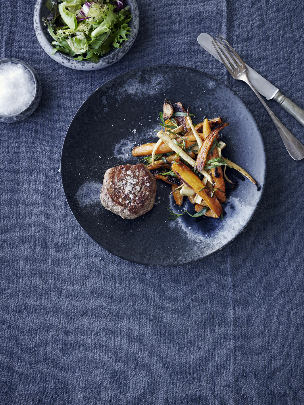<strong>TIPS:</strong> Bruk de røttene du finner: gulrot, pastinakk, persillerot, jordskokk, sellerirot og rødbeter er alle gode i denne retten. Foto: All Over Press <strong>TIPS:</strong> Bruk de røttene du finner: gulrot, pastinakk, persillerot, jordskokk, sellerirot og rødbeter er alle gode i denne retten. Foto: All Over Press