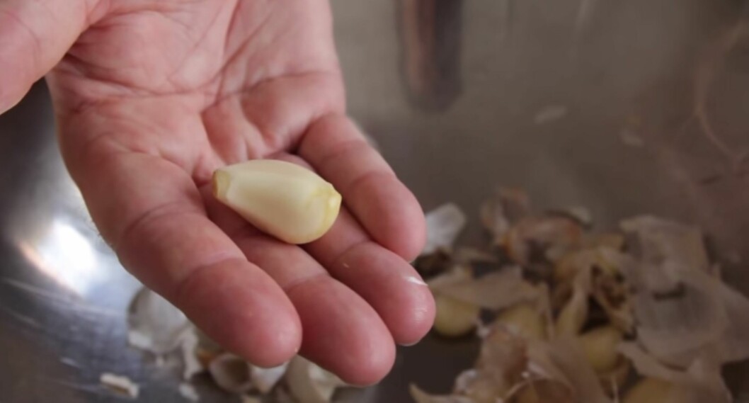 ENKELT OG RASKT: Når ti sekunder er gått, har du ferdigskrelte hvitløksbåter! Foto: Youtube ENKELT OG RASKT: Når ti sekunder er gått, har du ferdigskrelte hvitløksbåter! Foto: Youtube