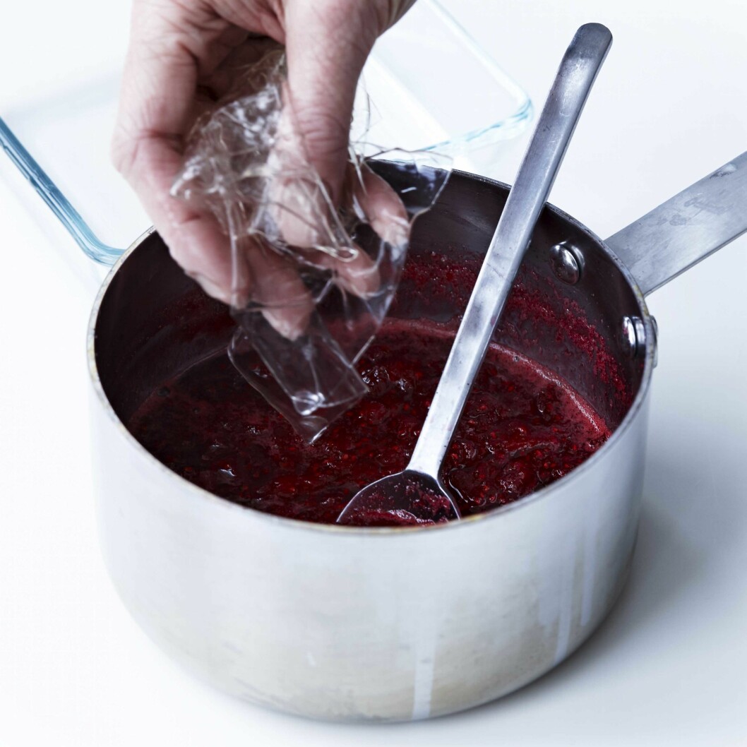 <strong>RØDGRØT:</strong> Rabarbra, bringebær, vaniljekorn, den tomme vaniljestangen, sukker, vann og sitronsaft kokes i en kjele. Foto: All Over Press <strong>RØDGRØT:</strong> Rabarbra, bringebær, vaniljekorn, den tomme vaniljestangen, sukker, vann og sitronsaft kokes i en kjele. Foto: All Over Press