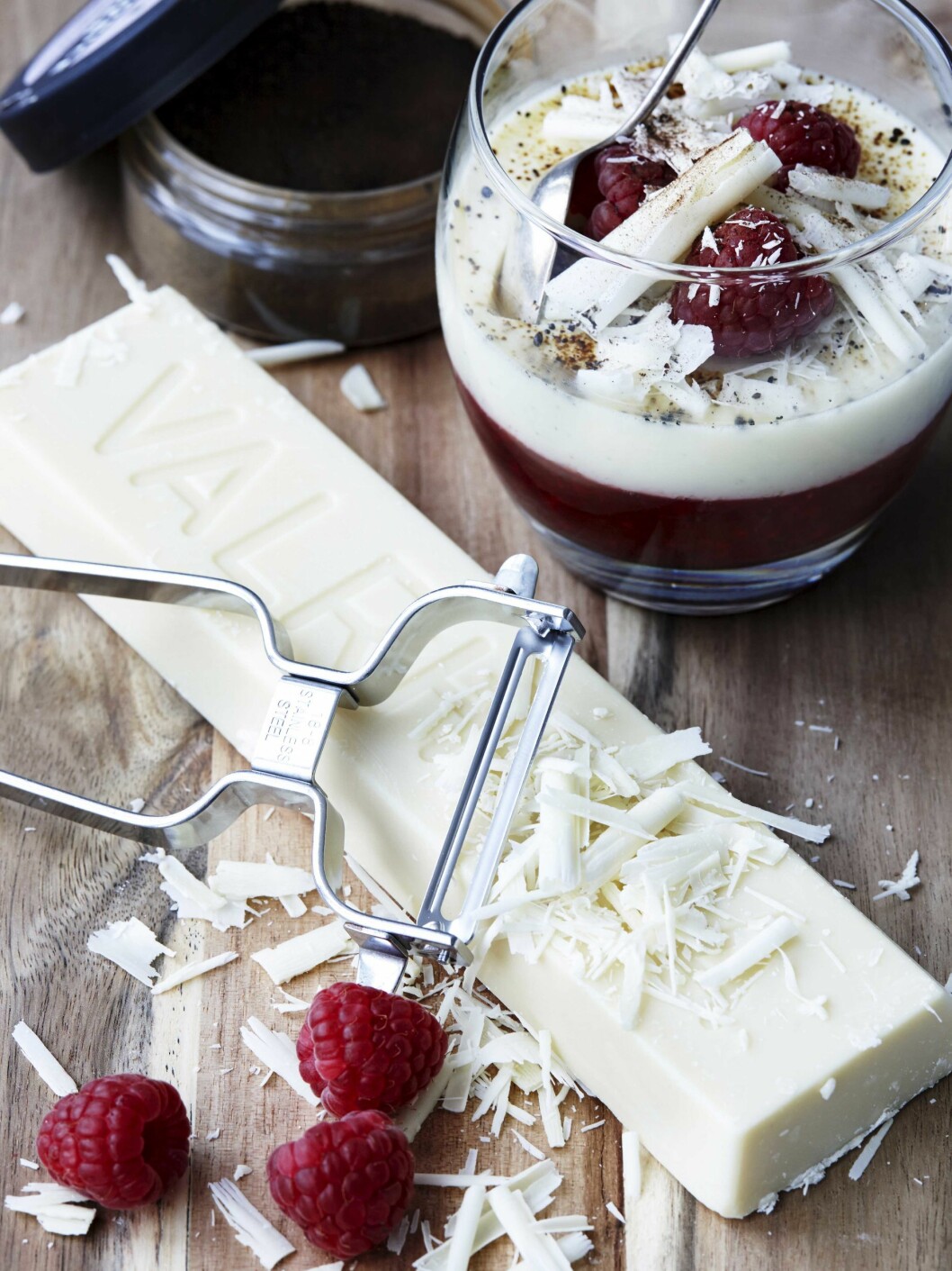 Rødgrøt er en dessertklassiker som aldri går av moten. Her er den forfinet og fornyet med lekker, hvit sjokolade og friske bær. Foto: All Over Press Rødgrøt er en dessertklassiker som aldri går av moten. Her er den forfinet og fornyet med lekker, hvit sjokolade og friske bær. Foto: All Over Press