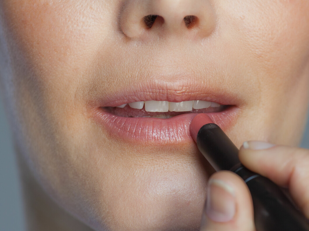 FLERE FUNKSJONER: En kremrouge kan også brukes på leppene, eller du kan velge en leppestift, en farget balm eller en lipgloss for å gi leppene en frisk farge. Foto: Astrid Wallar FLERE FUNKSJONER: En kremrouge kan også brukes på leppene, eller du kan velge en leppestift, en farget balm eller en lipgloss for å gi leppene en frisk farge. Foto: Astrid Wallar