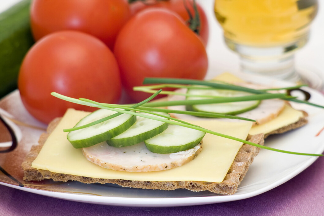 KNEKKEBRØD: Nordmenn blir bare mer og mer glad i knekkebrød - og dersom du velger den groveste varianten, er det helt klart et godt alternativ. Foto: Fotolia KNEKKEBRØD: Nordmenn blir bare mer og mer glad i knekkebrød - og dersom du velger den groveste varianten, er det helt klart et godt alternativ. Foto: Fotolia