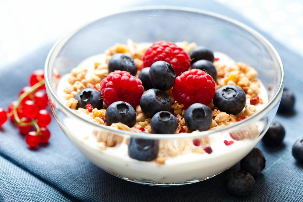LETT KVELDSMAT: En av årsakene til at mange spiser mindre brød, er fordi de velger noe annet til kveldsmat. Blant annet er yoghurt blitt en av de "nye" favorittene. Foto: Fotolia LETT KVELDSMAT: En av årsakene til at mange spiser mindre brød, er fordi de velger noe annet til kveldsmat. Blant annet er yoghurt blitt en av de "nye" favorittene. Foto: Fotolia