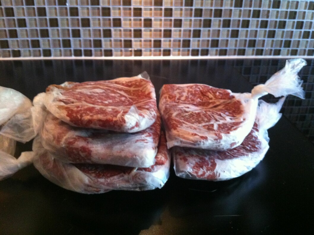 FRYS NED: Enten det er middagsrestene fra dagens middag eller kjøttdeig som er blitt til overs kan du spare mye penger på å fryse ned matrester. Foto: Stine Tunstrøm FRYS NED: Enten det er middagsrestene fra dagens middag eller kjøttdeig som er blitt til overs kan du spare mye penger på å fryse ned matrester. Foto: Stine Tunstrøm