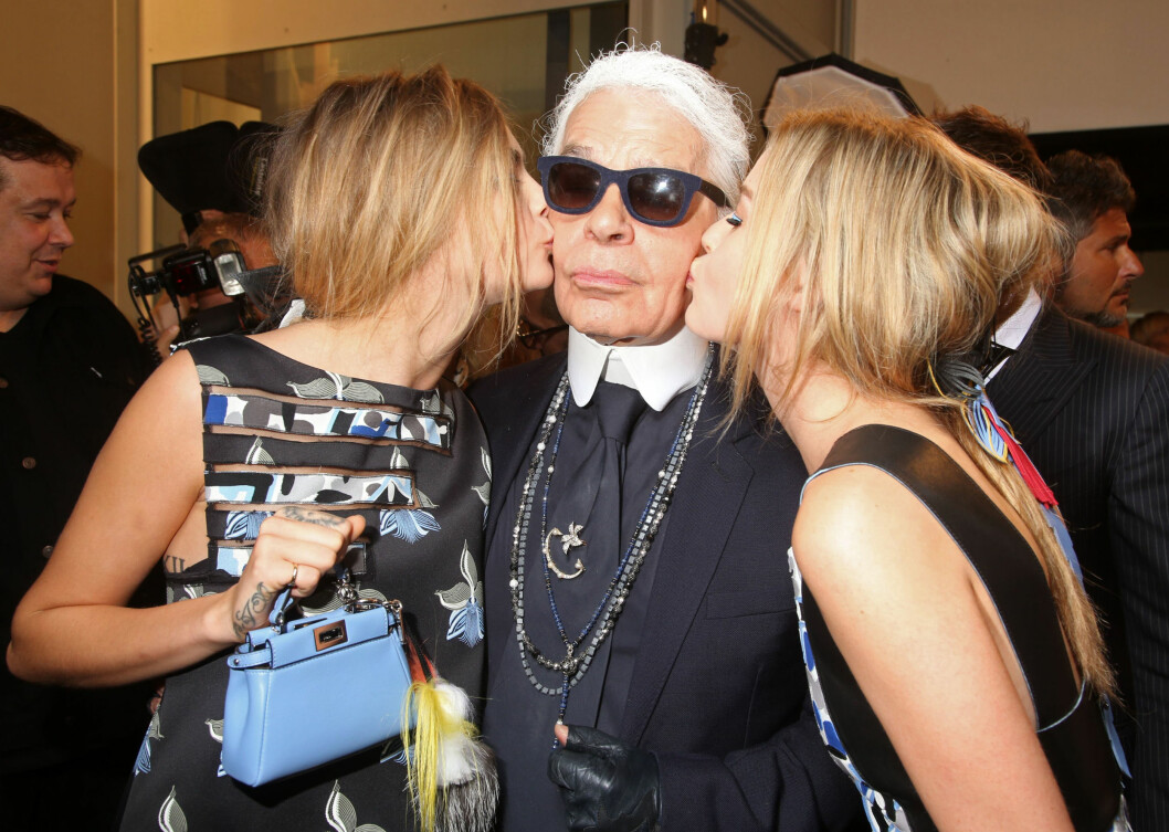 ET KYSS PÅ KINNET TIL KARL: Cara Delevingne og Georgia May Jagger gior Karl Lagerfeld et lite kyss etter Fendi-visningen denne uken. Foto: REX/All Over Press ET KYSS PÅ KINNET TIL KARL: Cara Delevingne og Georgia May Jagger gior Karl Lagerfeld et lite kyss etter Fendi-visningen denne uken. Foto: REX/All Over Press