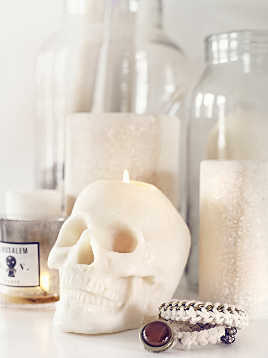 <strong>VEKK SANSENE:</strong> Hodeskallelys (kr 400, lovewarriors.se), armbånd (kr 500, butikenhoganas.com), lysene i bakgrunnen (kr 500, Astier De villatte). Foto: All Over Press Norway <strong>VEKK SANSENE:</strong> Hodeskallelys (kr 400, lovewarriors.se), armbånd (kr 500, butikenhoganas.com), lysene i bakgrunnen (kr 500, Astier De villatte). Foto: All Over Press Norway