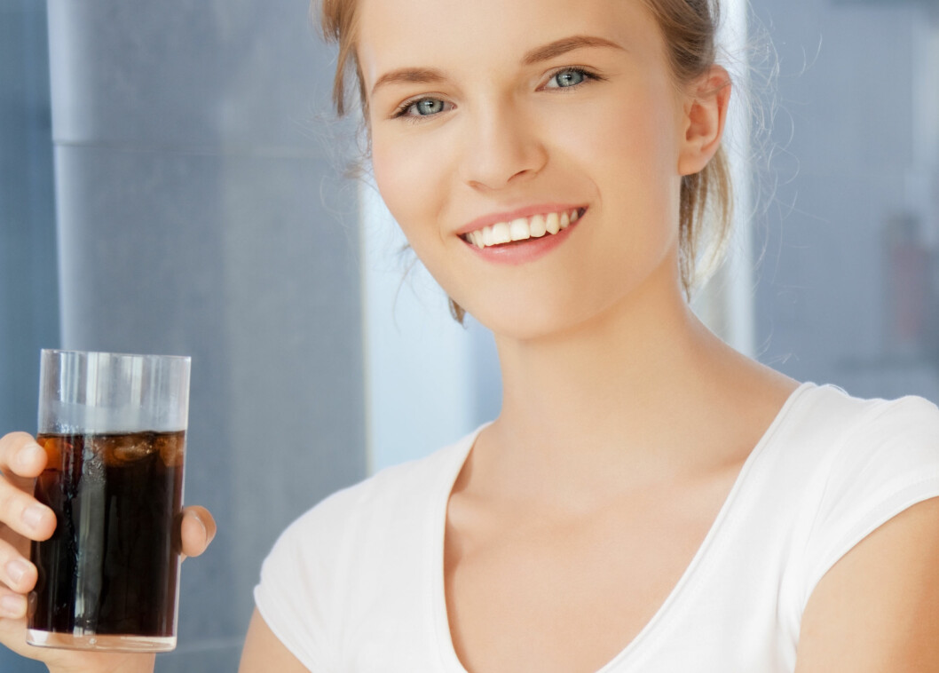 MAMMAS TRIKS: Som så mange andre har sikkert du også lært at et glass Cola uten kullsyre skal hjelpe mot kvalme og oppkast. Cola vil riktignok tilføre oss både væske og kalorier, og begge deler er noe vi trenger når vi sliter med et magevirus. Men Cola inneholder også mye sukker, og det kan i verste fall forverre diareen. Foto: Syda Productions - Fotolia MAMMAS TRIKS: Som så mange andre har sikkert du også lært at et glass Cola uten kullsyre skal hjelpe mot kvalme og oppkast. Cola vil riktignok tilføre oss både væske og kalorier, og begge deler er noe vi trenger når vi sliter med et magevirus. Men Cola inneholder også mye sukker, og det kan i verste fall forverre diareen. Foto: Syda Productions - Fotolia