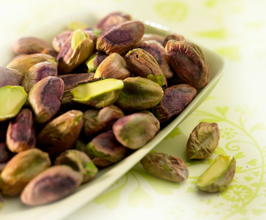 MED ELLER UTEN SKALL? Dersom du må jobbe litt mer når du spiser dem, er sjansen stor for at du spiser litt mindre... Foto: Fotolia MED ELLER UTEN SKALL? Dersom du må jobbe litt mer når du spiser dem, er sjansen stor for at du spiser litt mindre... Foto: Fotolia