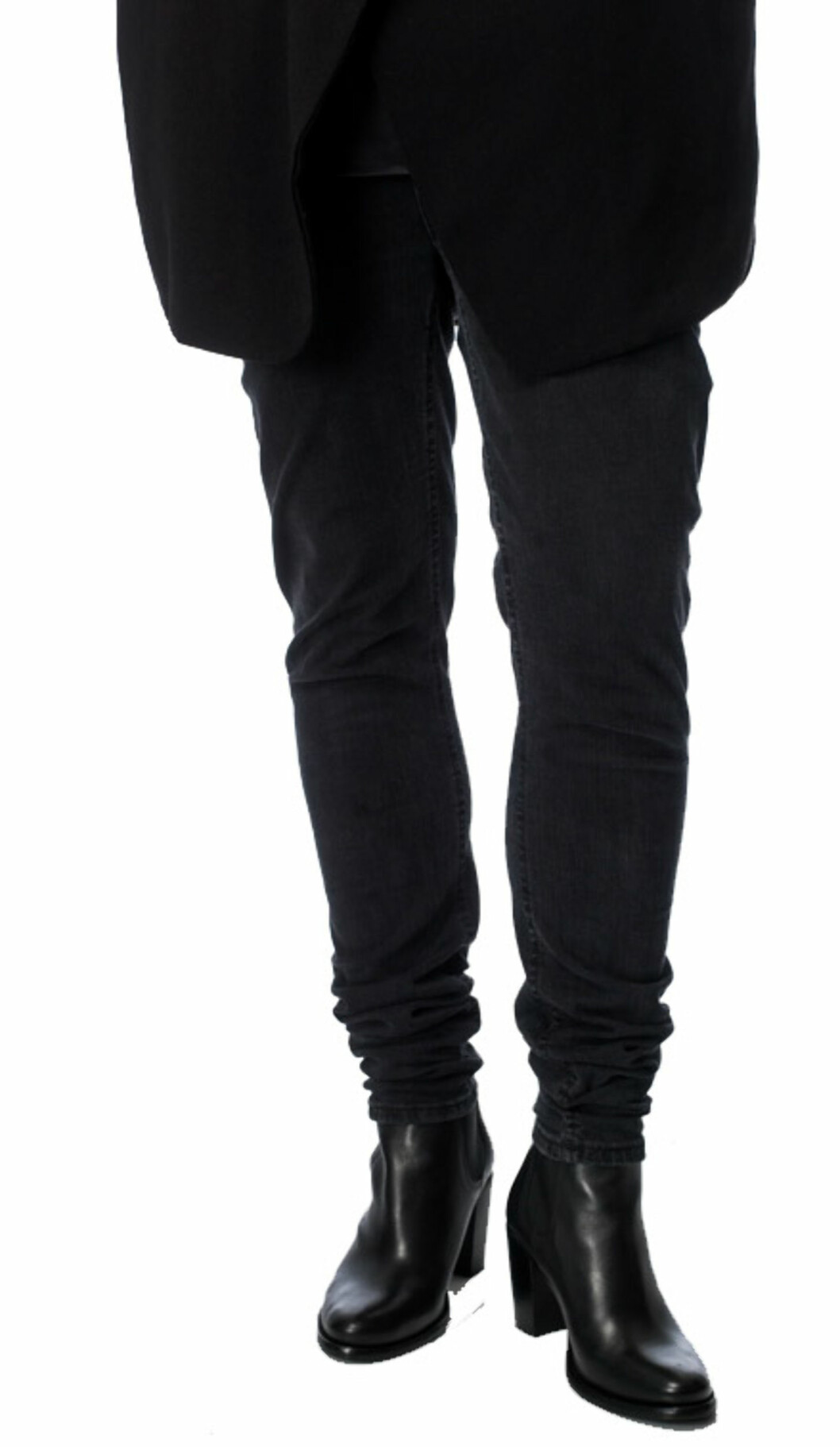 FUNKER IKKE HELT: Den eneste måten å løse problemet med en altfor lang jeans, er å ta den opp i støvlene - ikke som her, hvor buksen ruller seg sammen.
Foto: Ole Martin Halvorsen FUNKER IKKE HELT: Den eneste måten å løse problemet med en altfor lang jeans, er å ta den opp i støvlene - ikke som her, hvor buksen ruller seg sammen.
Foto: Ole Martin Halvorsen