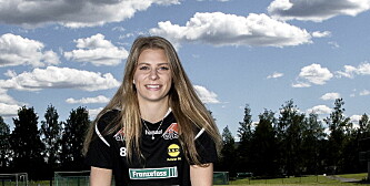 Hun har kombinert fotball med eksamener og russetid. Nå får idretten alt fokus Hun har kombinert fotball med eksamener og russetid. Nå får idretten alt fokus