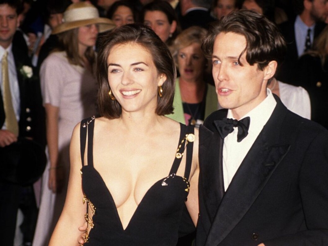 EN KLØFT SOM VEKKET OPPSIKT: Skuespiller Liz Hurley tok verden med storm i denne sexy Versace-kjolen i 1994. Foto: All Over Press EN KLØFT SOM VEKKET OPPSIKT: Skuespiller Liz Hurley tok verden med storm i denne sexy Versace-kjolen i 1994. Foto: All Over Press