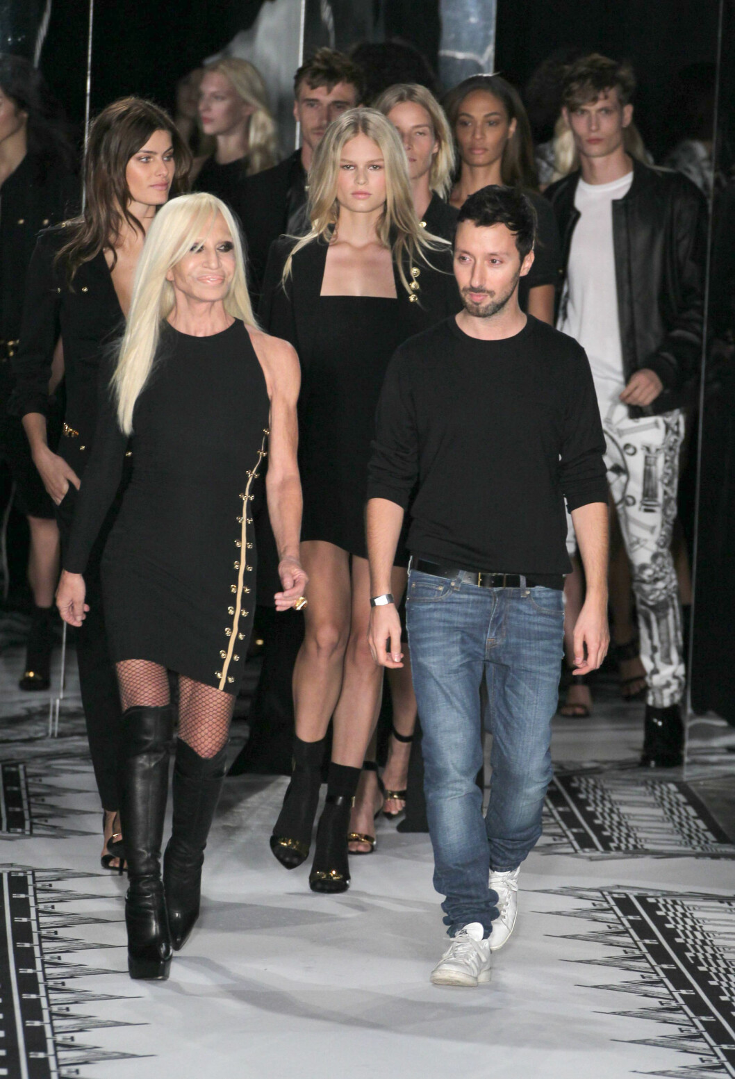 ASSYMETRISK: Designer Donatella Versace hadde selv på seg den hotte kjolen da hun mottok applaus etter kveldens visning. Foto: REX/All Over Press ASSYMETRISK: Designer Donatella Versace hadde selv på seg den hotte kjolen da hun mottok applaus etter kveldens visning. Foto: REX/All Over Press