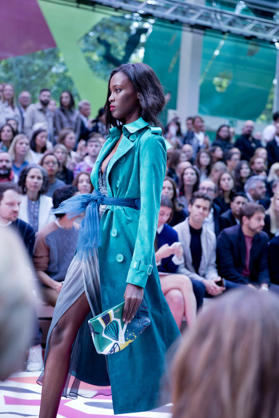 HILS PÅ DEN NYE TRENCHEN: Burberry har dyppet det ikoniske plagget i knalle sterke farger til neste år - her i en knæsj turkis utgave.
Foto: Sara Johannessen / KK HILS PÅ DEN NYE TRENCHEN: Burberry har dyppet det ikoniske plagget i knalle sterke farger til neste år - her i en knæsj turkis utgave.
Foto: Sara Johannessen / KK