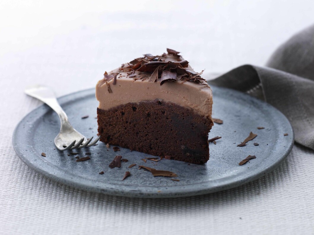 <strong>GLUTENFRI:</strong> Denne kaken med melkesjokoladekrem kan lett lages uten gluten også. Det er bare å bytte ut hvetemelet med glutenfri, fin melmiks. Foto: Lars Ranek/All Over Press <strong>GLUTENFRI:</strong> Denne kaken med melkesjokoladekrem kan lett lages uten gluten også. Det er bare å bytte ut hvetemelet med glutenfri, fin melmiks. Foto: Lars Ranek/All Over Press