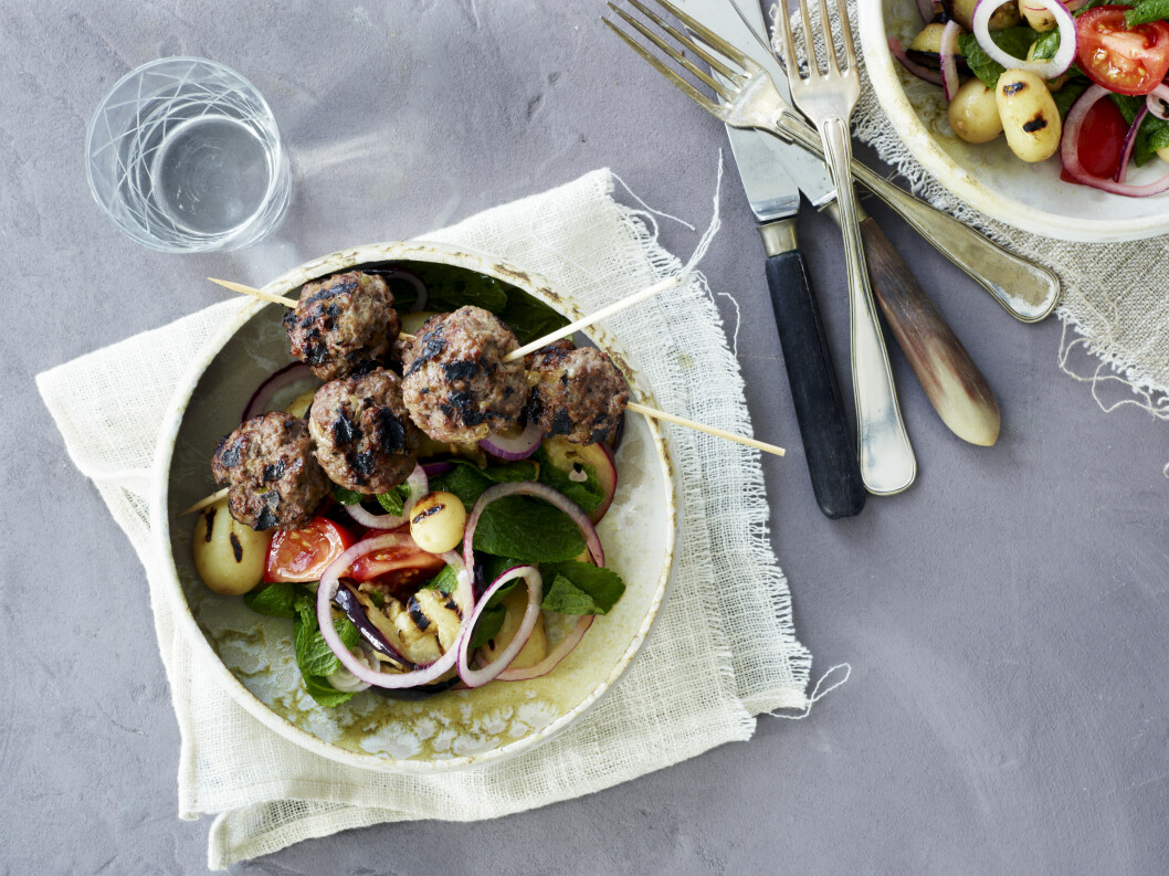 HERLIG GRILL: Grillede grønnsaker og lammekjøttboller er bare helt nydelig! Foto: All Over Press HERLIG GRILL: Grillede grønnsaker og lammekjøttboller er bare helt nydelig! Foto: All Over Press