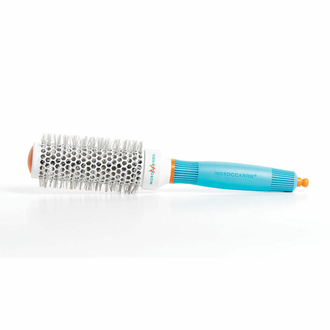 KERAMISK: Keramiske børster, som denne fra Moroccan Oil, egner seg ypperlig til føning, siden de fordeler varmen jevnt i håret. Foto: Produsenten KERAMISK: Keramiske børster, som denne fra Moroccan Oil, egner seg ypperlig til føning, siden de fordeler varmen jevnt i håret. Foto: Produsenten