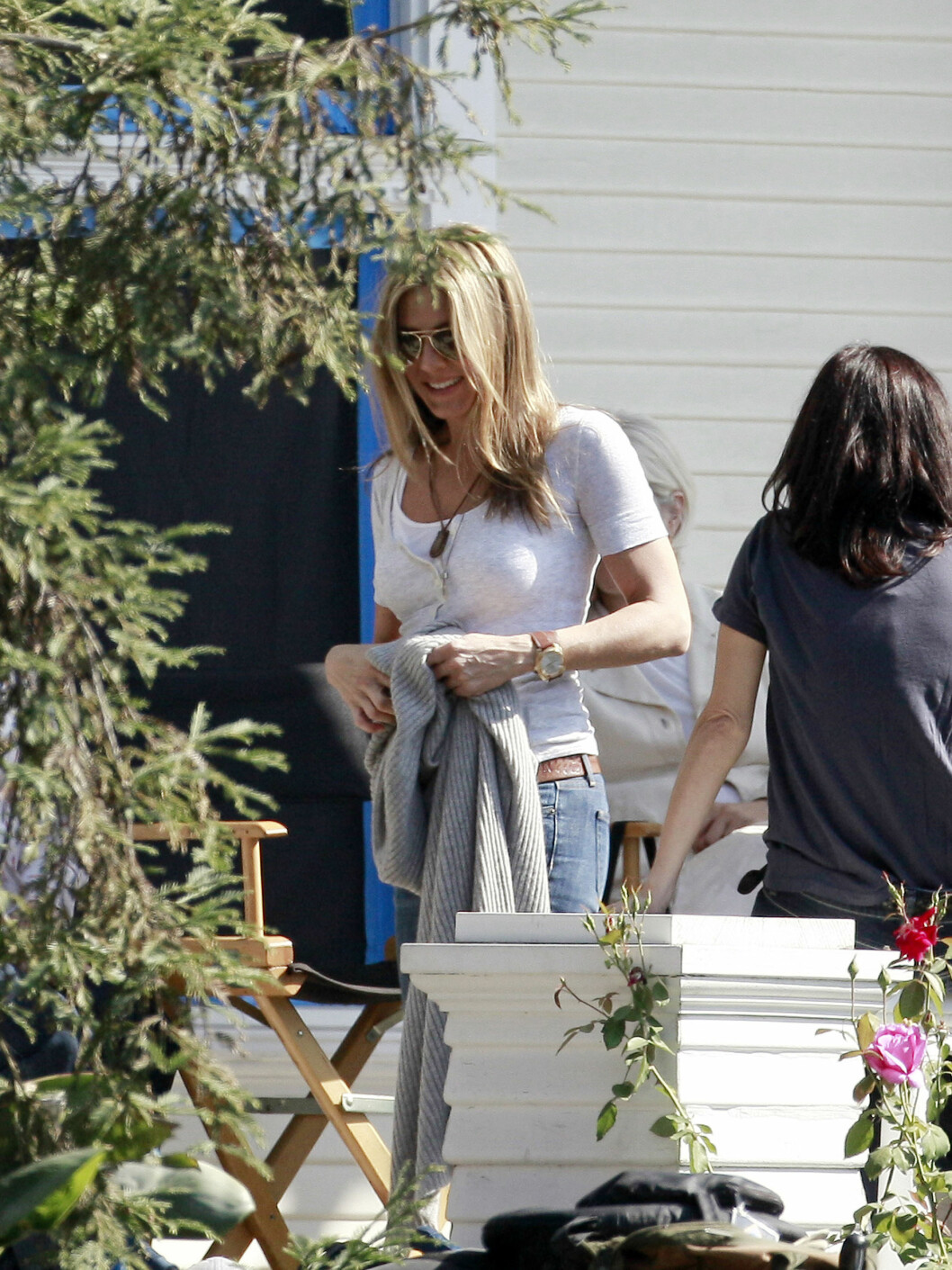 MED EKSTRA LANGE ERMER: En t-skjorte med litt lange ermer er flatterende for de fleste - her har Jennifer Aniston to trøyer lag på lag, med to kjeder med ulike lengder rundt halsen.
Foto: CelebrityJuicer/Splash News/ All MED EKSTRA LANGE ERMER: En t-skjorte med litt lange ermer er flatterende for de fleste - her har Jennifer Aniston to trøyer lag på lag, med to kjeder med ulike lengder rundt halsen.
Foto: CelebrityJuicer/Splash News/ All
