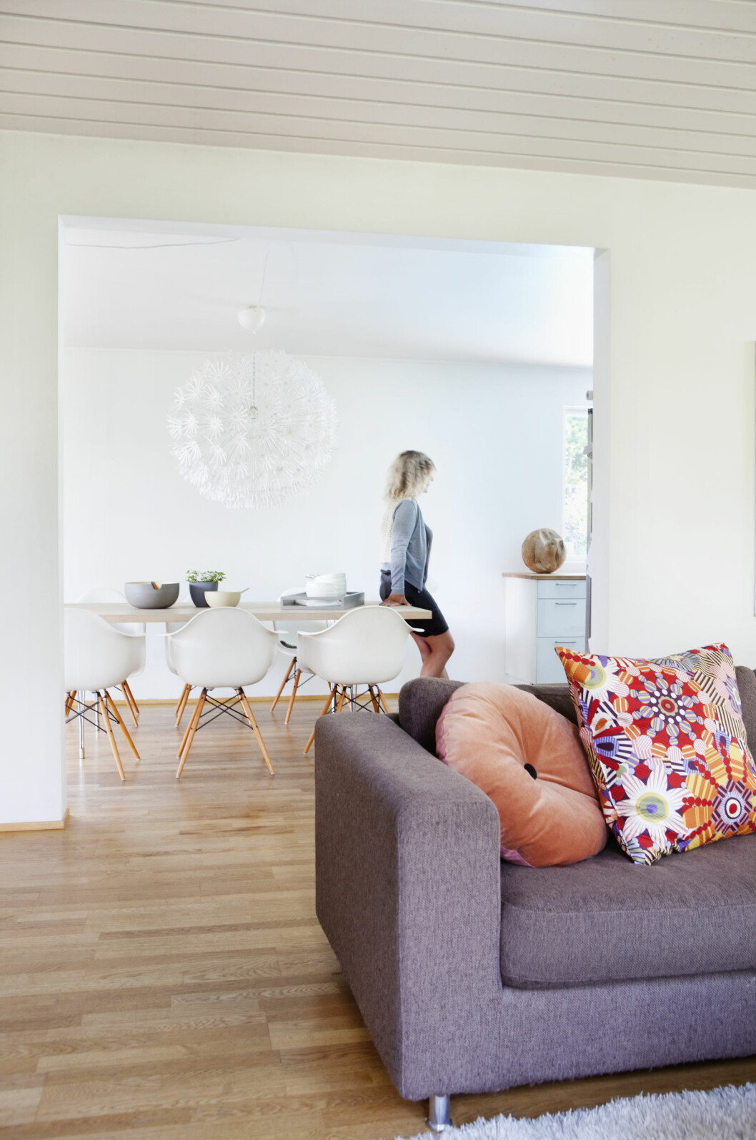 ENKELT: Det er myke overganger mellom rommene i huset, og de lyse fargene gir en sval stemning. Foto: Yvonne Wilhelmsen ENKELT: Det er myke overganger mellom rommene i huset, og de lyse fargene gir en sval stemning. Foto: Yvonne Wilhelmsen