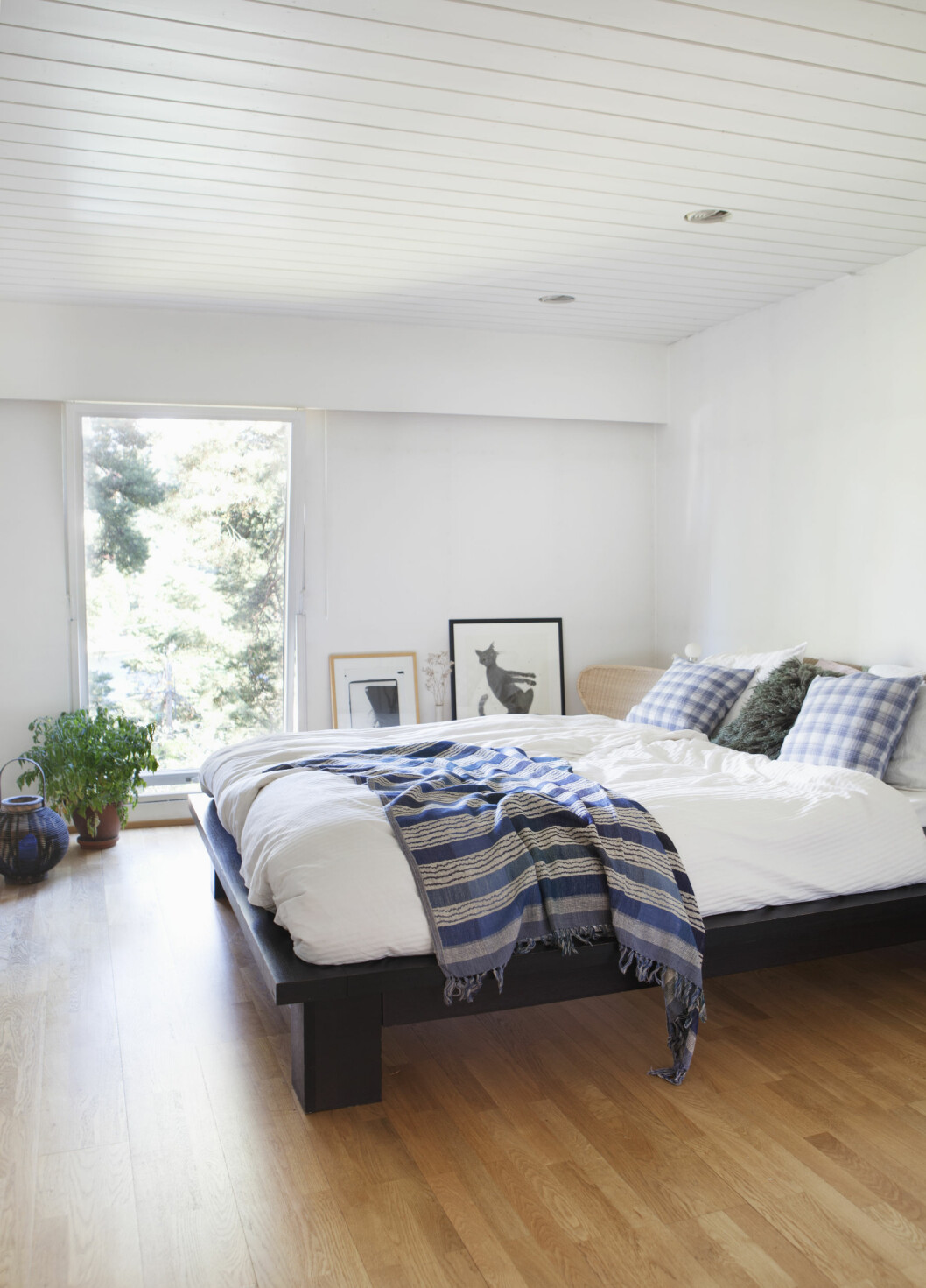 SOVEROMMET: Som resten av huset, er også soverommet innredet enkelt og smakfullt. Foto: Yvonne Wilhelmsen SOVEROMMET: Som resten av huset, er også soverommet innredet enkelt og smakfullt. Foto: Yvonne Wilhelmsen