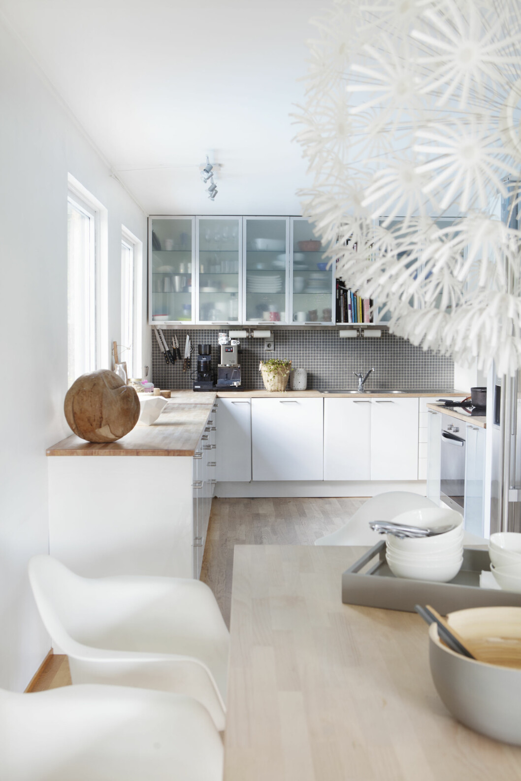 ENKELT: Kjøkkeninnredningen fra Ikea er enkel og klassisk. Gunn forteller at det var et bevisst valg å kjøpe en tidløs innredning som gikk i ett med huset. Foto: Yvonne Wilhelmsen ENKELT: Kjøkkeninnredningen fra Ikea er enkel og klassisk. Gunn forteller at det var et bevisst valg å kjøpe en tidløs innredning som gikk i ett med huset. Foto: Yvonne Wilhelmsen